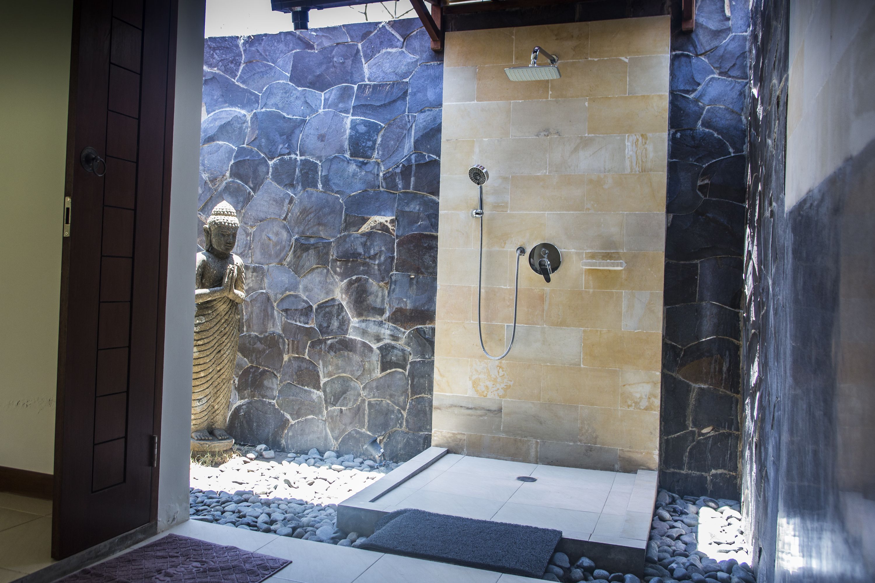Family Room | Bathroom | Shower, free toiletries, towels