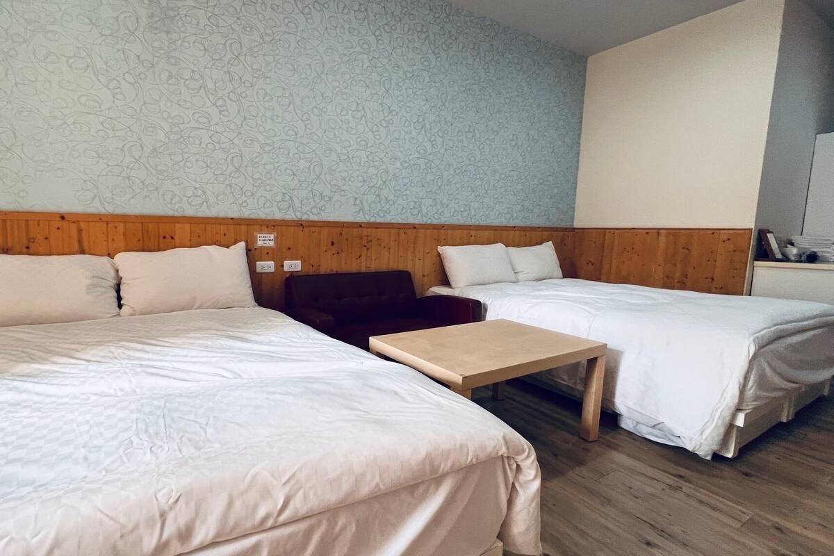 Comfort Quadruple Room, Bathtub