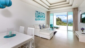 Grand Seaview Pool Suite | Zona de estar | Televisión LED de 32 pulgadas con canales por cable, una televisión