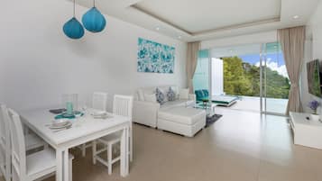 Grand Seaview Pool Suite | Coin séjour | Télévision LED de 32 pouces avec chaînes par câble, télévision