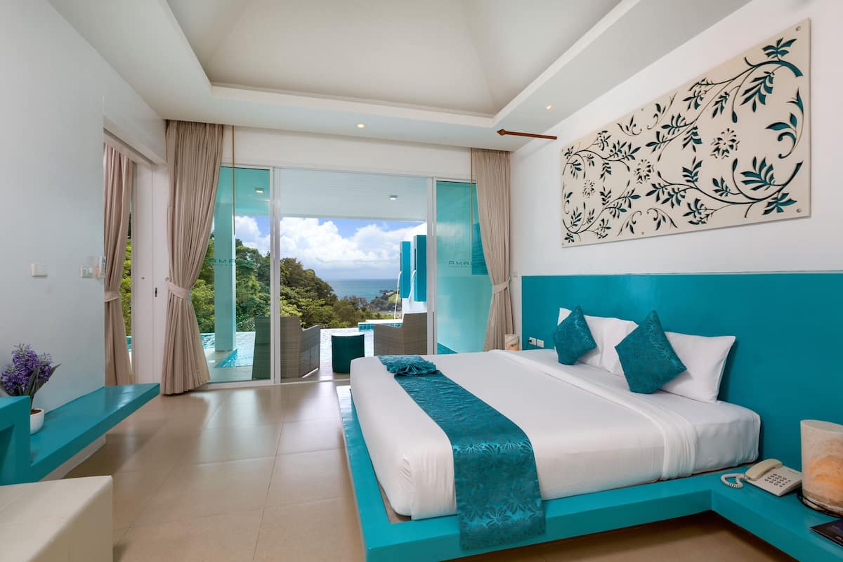 Partial Deluxe Sea View Pool Suite | Een minibar, een kluis op de kamer, een bureau, verduisterende gordijnen