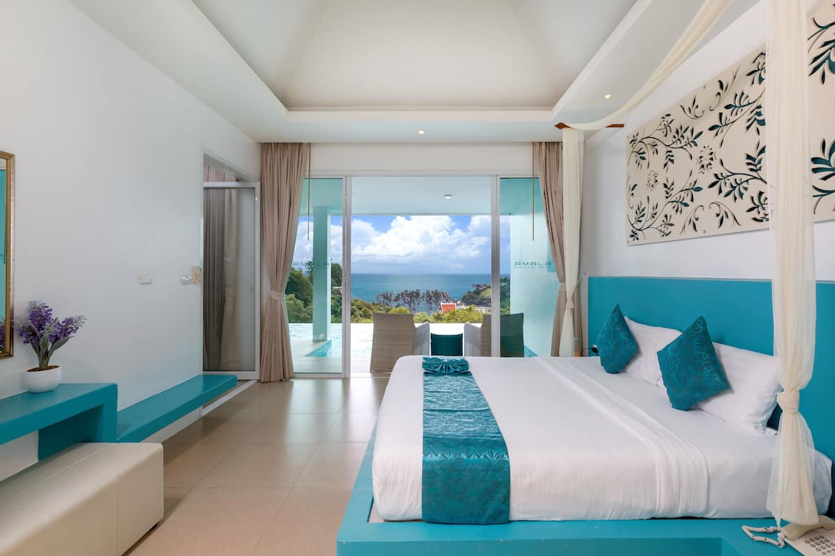 Grand Seaview Pool Suite | Een minibar, een kluis op de kamer, een bureau, verduisterende gordijnen
