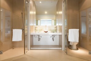 Partial Deluxe Sea View Pool Suite | Badrum | Gratis toalettartiklar, hårtork, badrock och tofflor