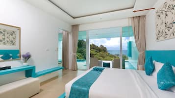 Partial Deluxe Sea View Pool Suite | Minibar, coffres-forts dans les chambres, bureau, rideaux occultants