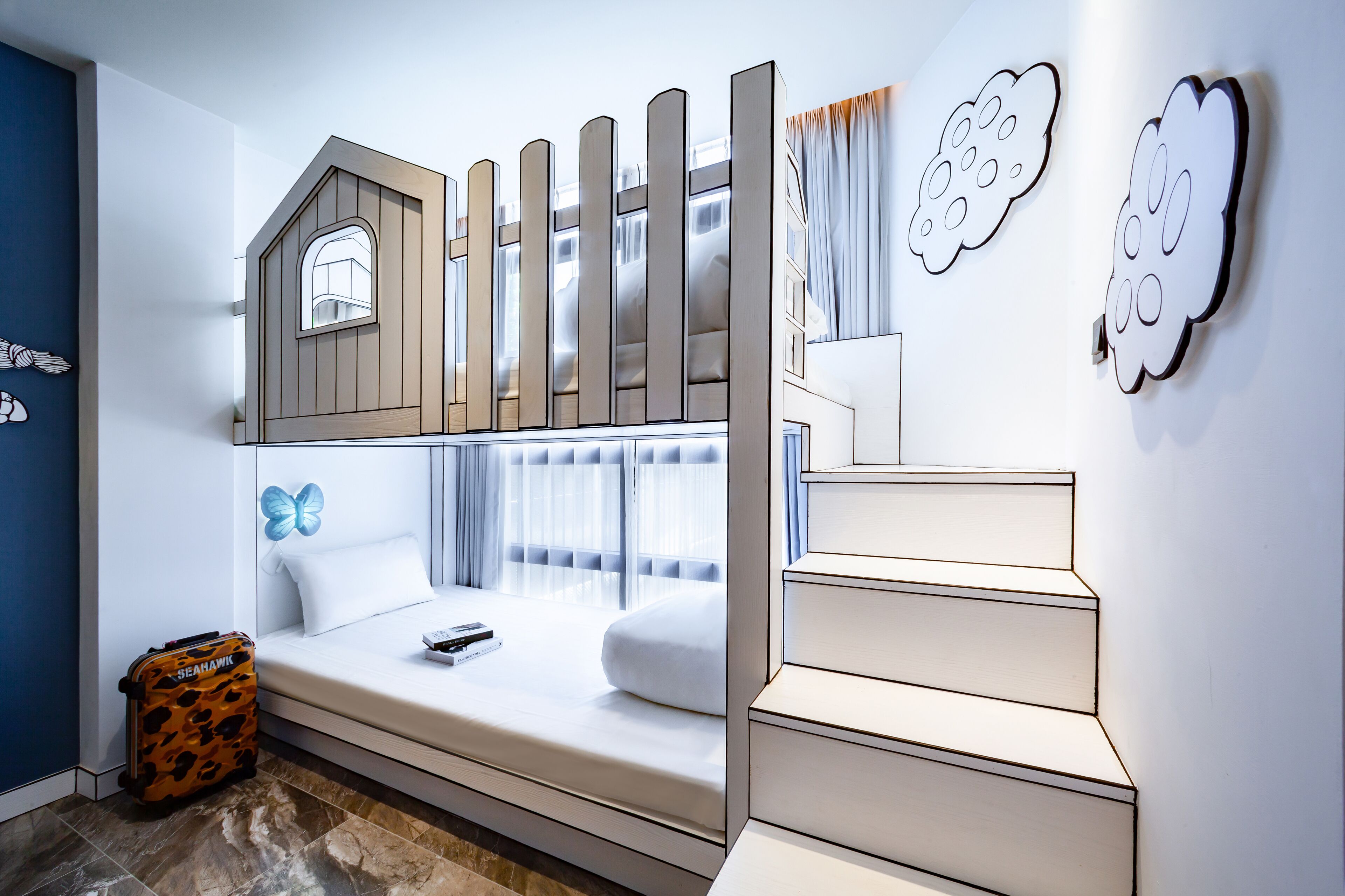 Une chambre moderne avec un lit intégré, une petite fenêtre et un escalier.