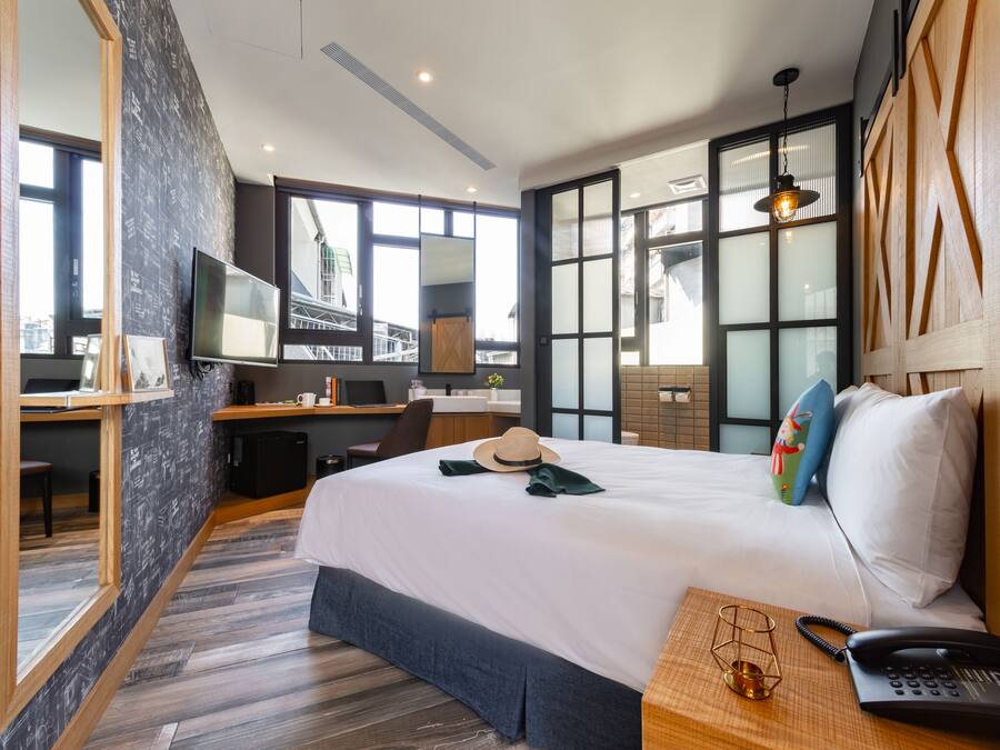 Habitación Confort doble (semi outdoor corridor) | Escritorio, espacio para trabajar con un portátil, cortinas opacas