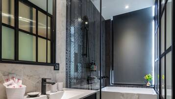 Senior Double Room | Desk, laptop workspace, blackout drapes, soundproofing