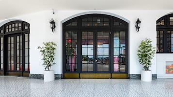 Vista frontal de la propiedad