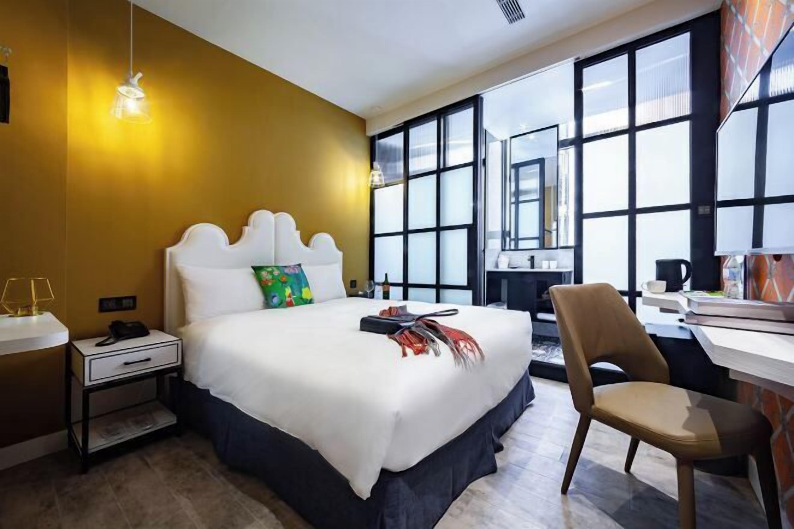 Bureau, espace de travail pour ordinateur portable, rideaux occultants