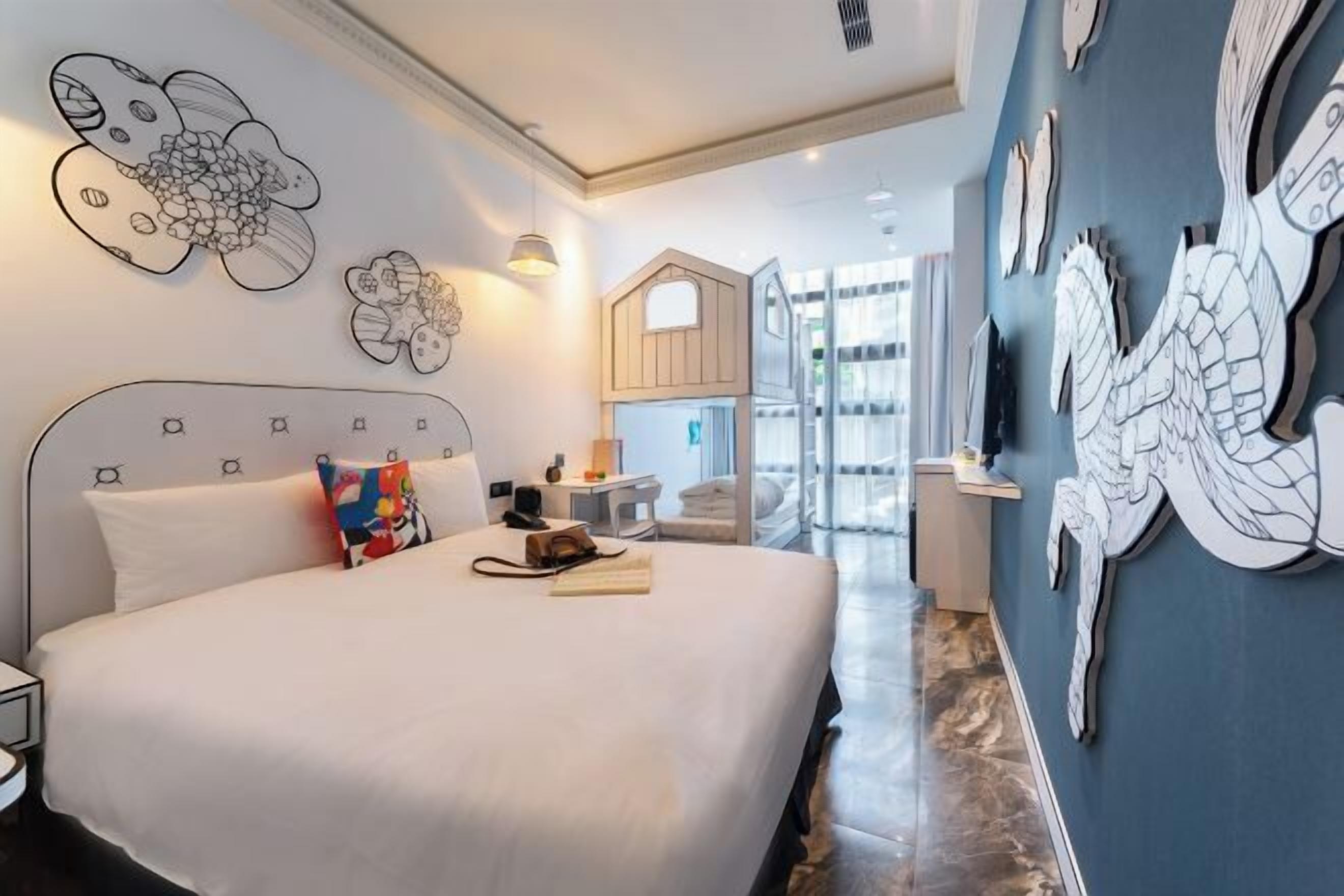 Bureau, espace de travail pour ordinateur portable, rideaux occultants