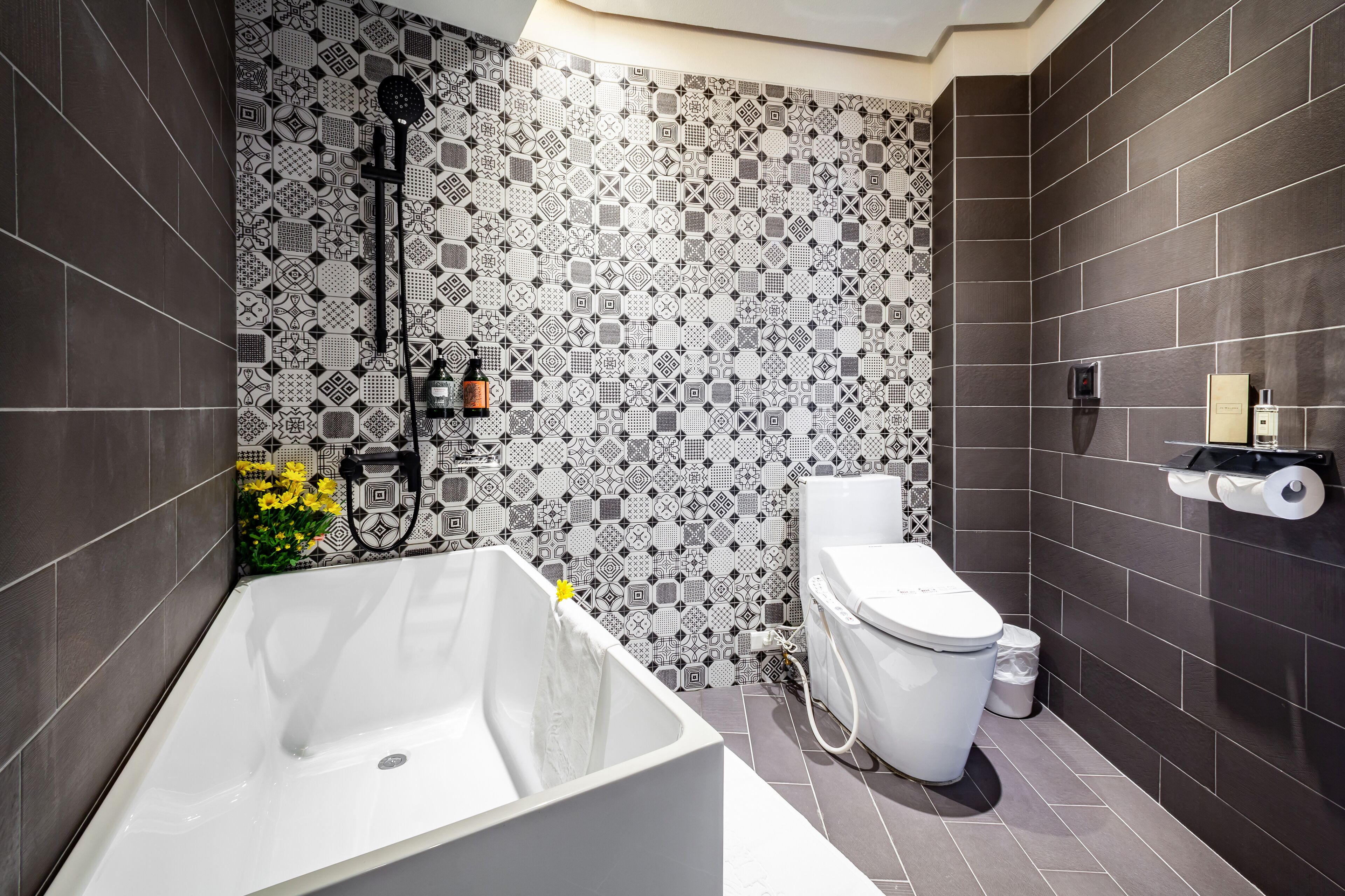 Ein modernes Badezimmer mit freistehender Badewanne, Toilette und Duschbereich.