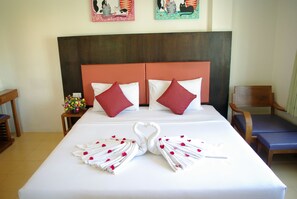 Deluxe Balcony Room with Double Bed | In-room safe, desk, rollaway beds, free WiFi - Mild Guesthouse (Patong)