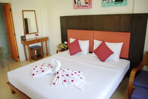 Deluxe Balcony Room with Double Bed | Coffres-forts dans les chambres, bureau, lits pliants/supplémentaires