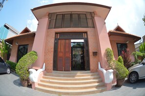 Front of property - Pratamnak villa (Pattaya)