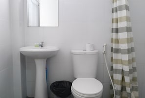 Standardzimmer | Badezimmer | Dusche, kostenlose Toilettenartikel, Handtücher