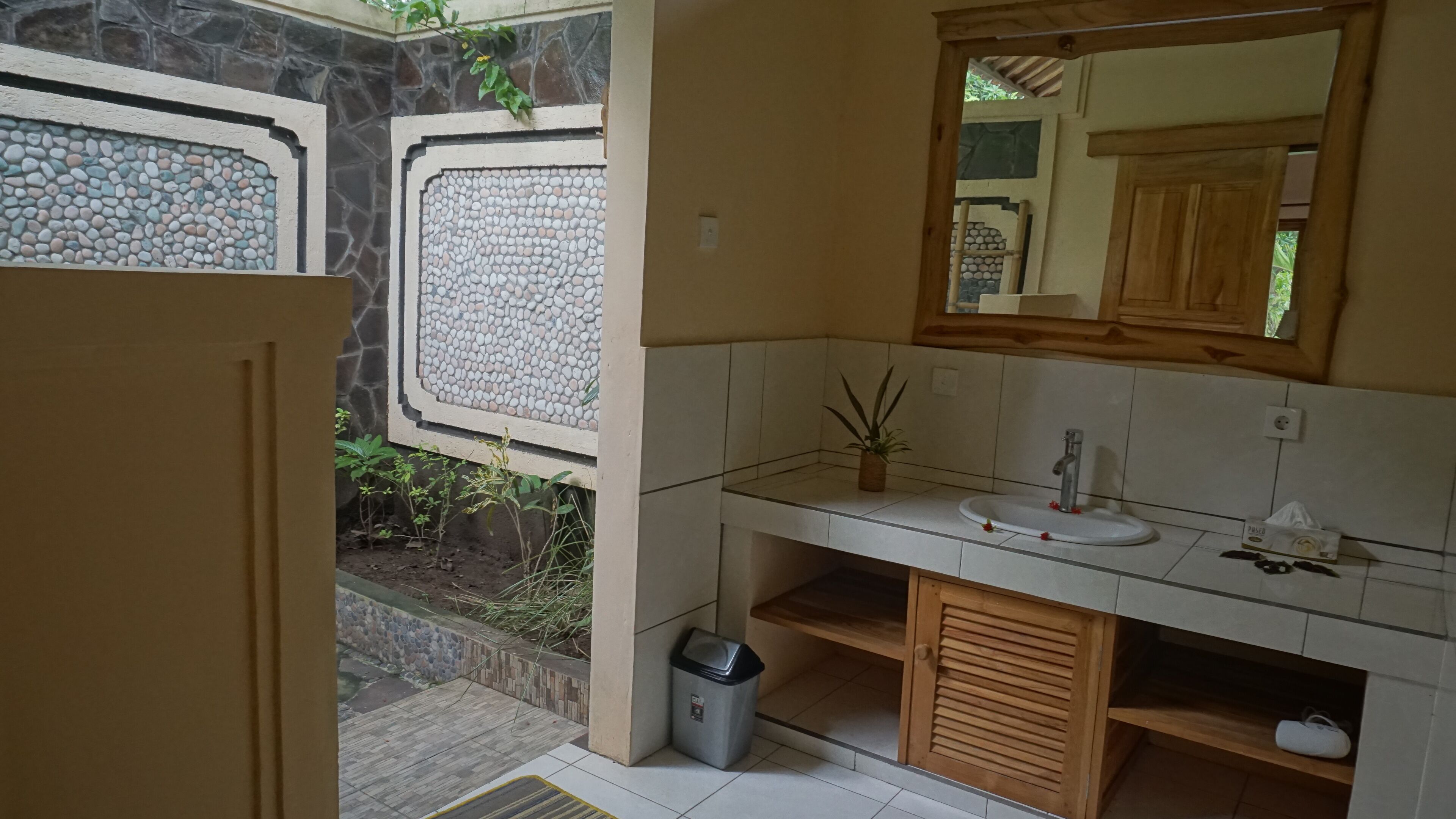 Chambre Deluxe | Salle de bain | Douche, articles de toilette (gratuits), séchoir à cheveux