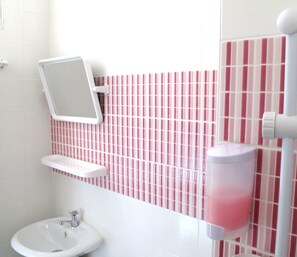 Standard Double Room | Bathroom | Shower, free toiletries