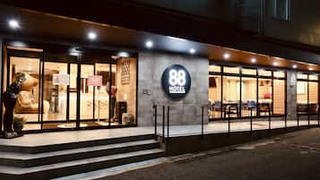 施設の正面 (日没後)