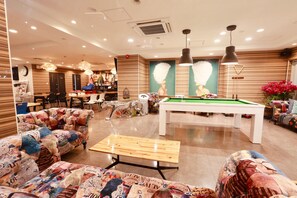 Lobby-lounge