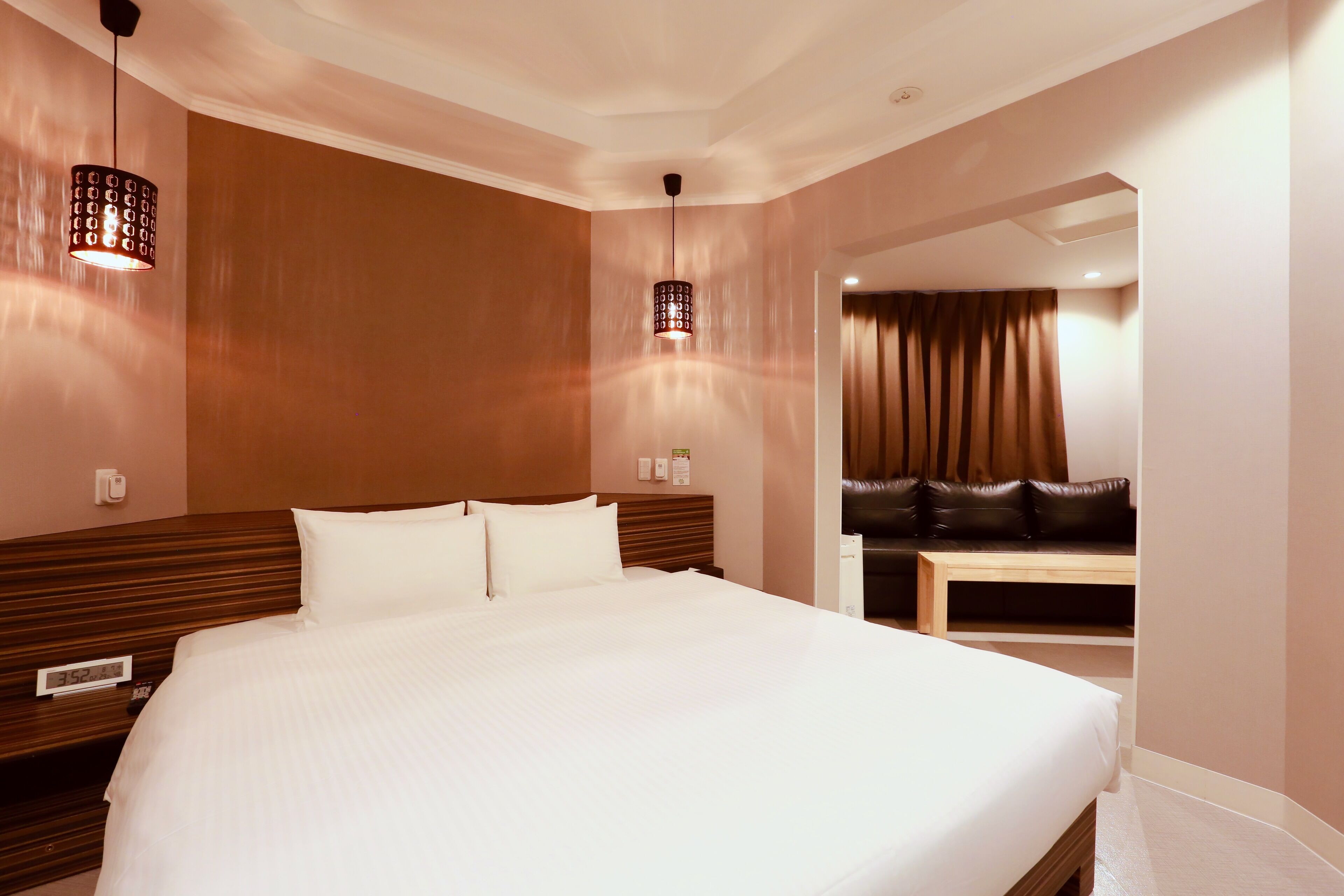 Superior tweepersoonskamer, niet-roken (Main Building) | Donsdekens, een kluis op de kamer, een bureau, verduisterende gordijnen