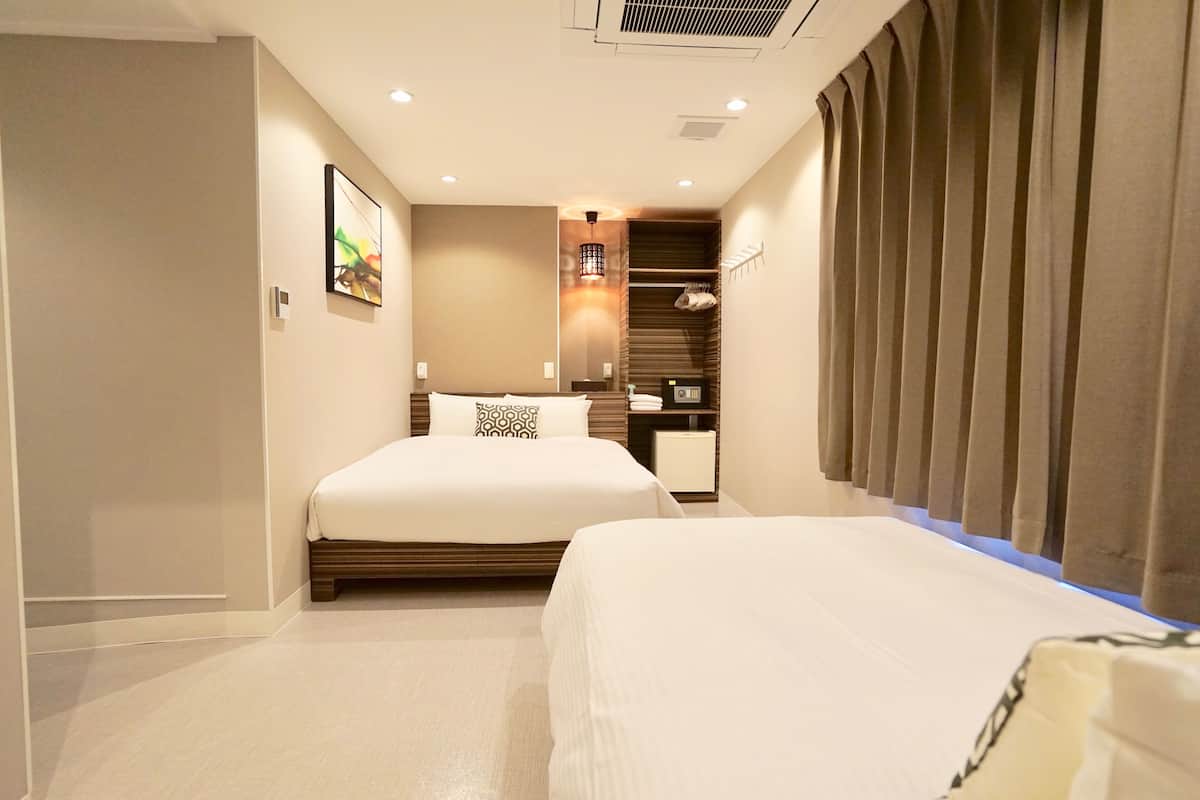 Standard Twin Room, Non Smoking (Main Building) | Down duvets, in-room safe, desk, blackout curtains