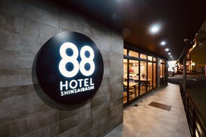 Et hotelskilt med nummer 88 og navnet "Shinsaibashi".