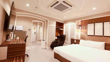 ألحفة محشوة بالريش وخزنة داخل الغرفة ومكتب وستائر تعتيم