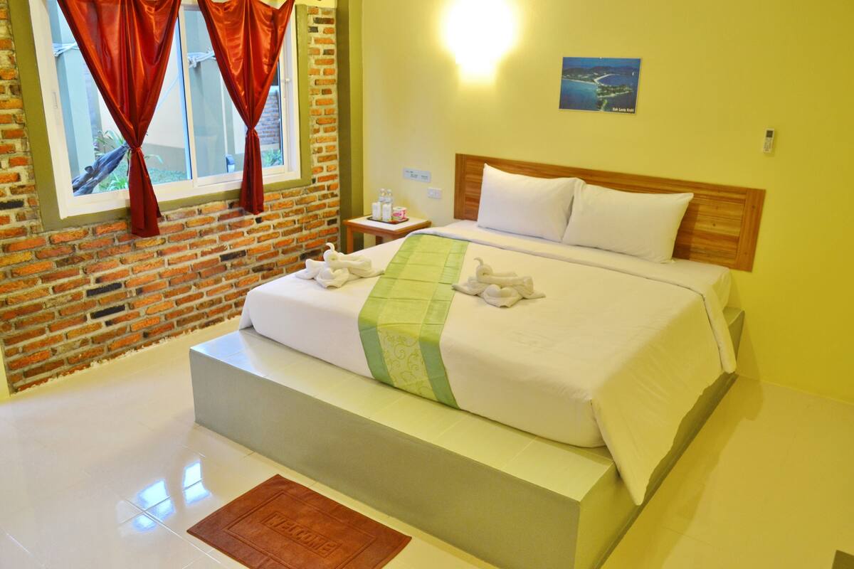 Superior Room with Garden View | Desk, rollaway beds, free WiFi, bed sheets