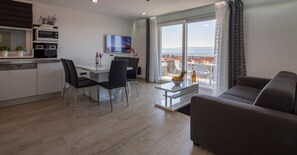 Appartement Deluxe, 2 chambres, balcon, vue mer | Coin séjour