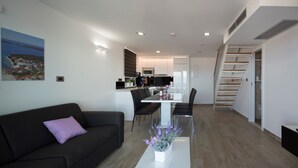 Un apartamento moderno con sala de estar, cocina y comedor.
