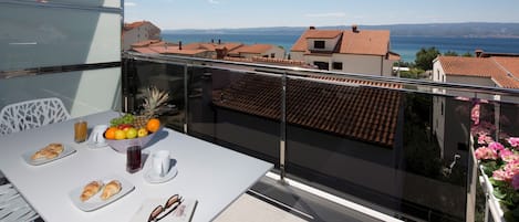 Deluxe appartement, 3 slaapkamers, balkon, uitzicht op zee | Balkon