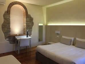 Eenpersoonskamer | Een kluis op de kamer, een bureau, gratis wifi