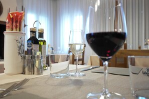 Serveert ontbijt, lunch, diner, regionale gerechten