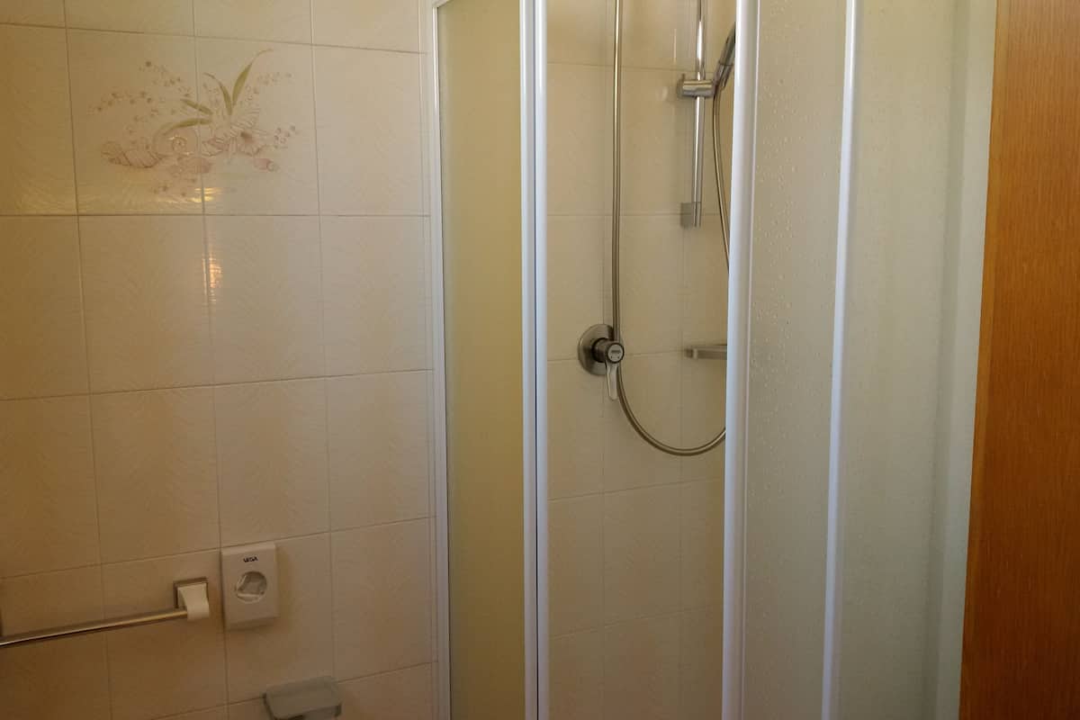 double or twin room | bathroom | shower, free toiletries, hair dryer, bidet