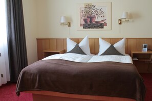 Minibar, in-room safe, desk, soundproofing - Hotel-Restaurant Zwergschlösschen (Gera)