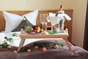 Minibar, in-room safe, desk, soundproofing - Hotel-Restaurant Zwergschlösschen (Gera)