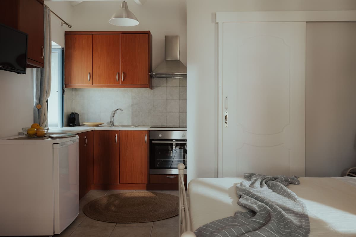 Studio | Private kitchen | Full-size fridge, microwave, oven, stovetop