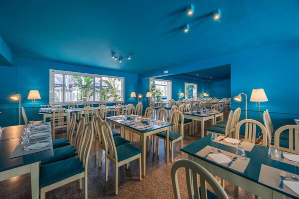 Aperto a colazione, pranzo e cena, cucina locale