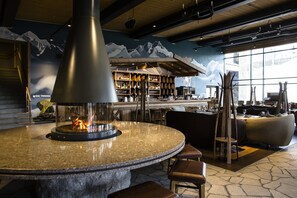 供應早餐、午餐和晚餐，現代歐洲料理