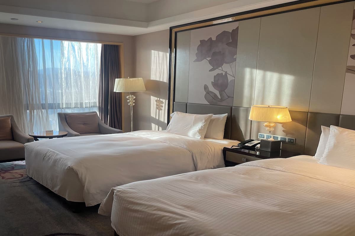 Deluxe Twin kamer | Een minibar, een kluis op de kamer, individueel gedecoreerd, een bureau