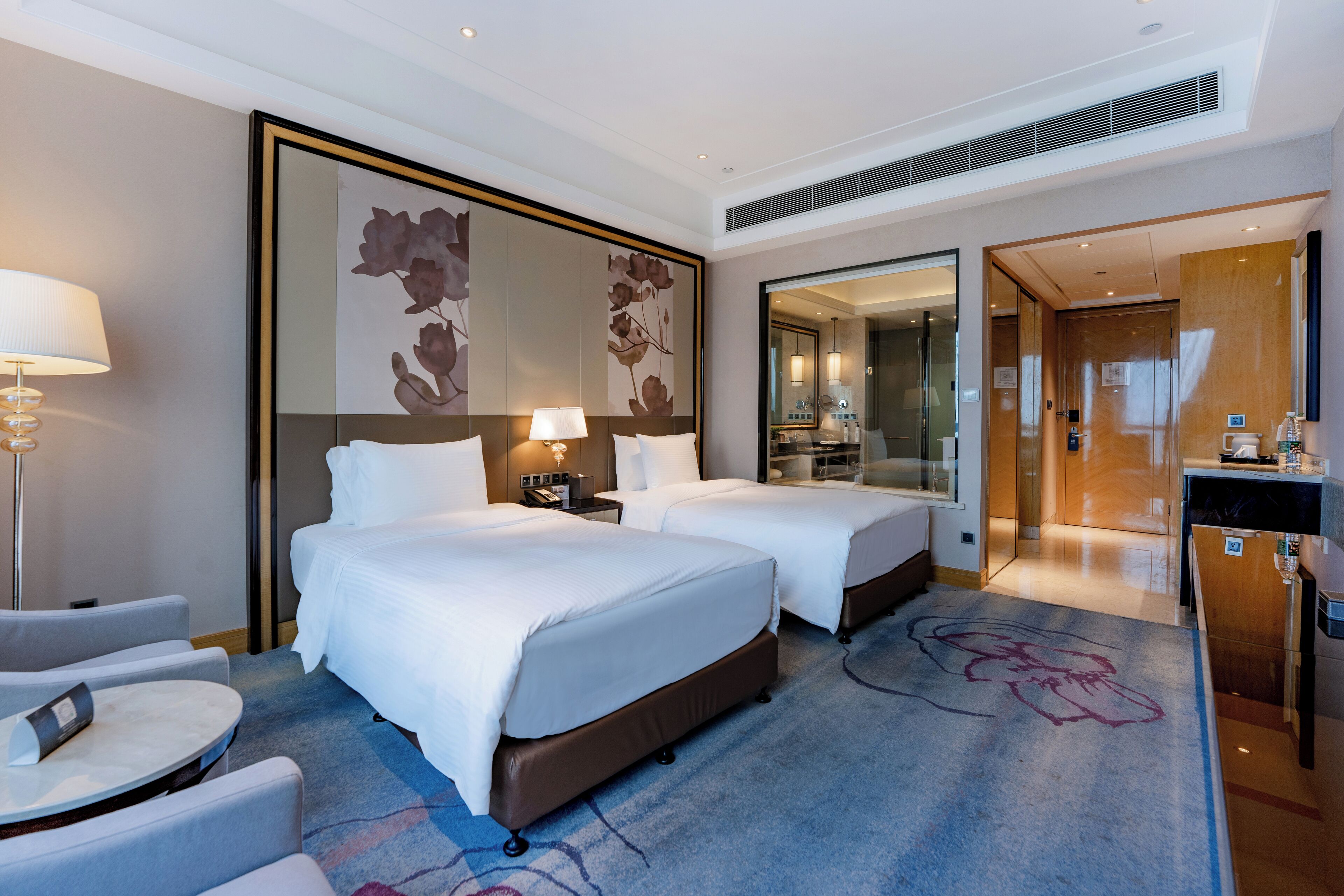 minibar, in-room safe, individually decorated, desk