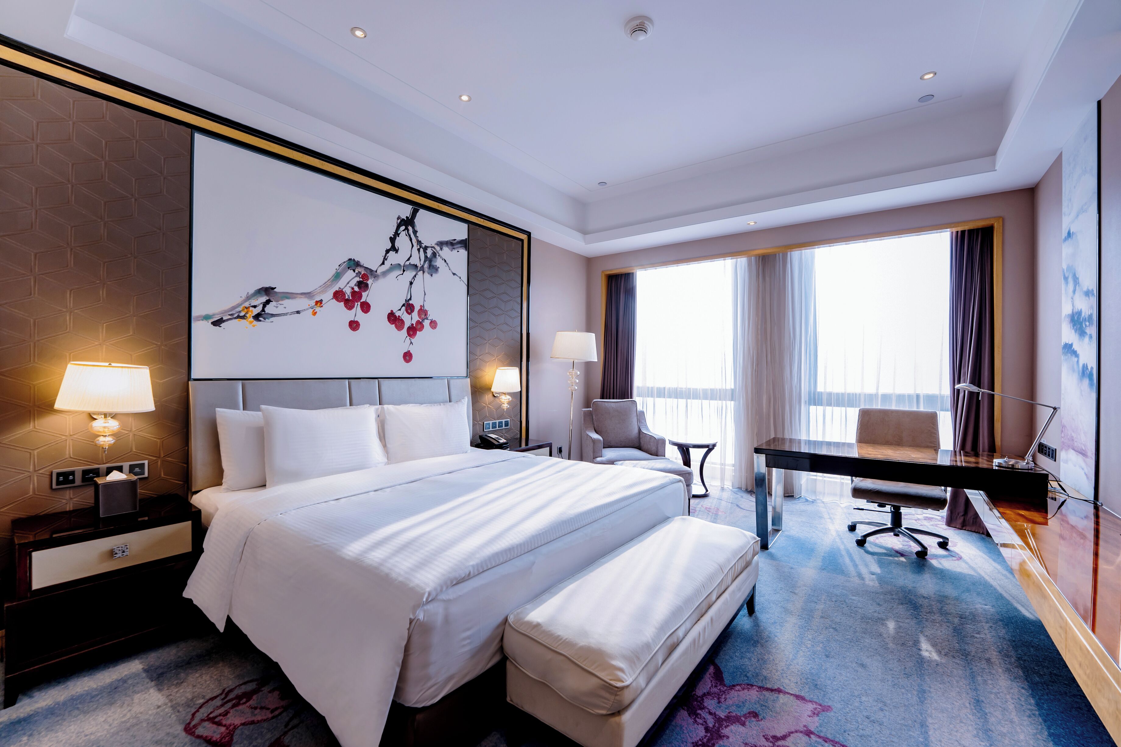 minibar, in-room safe, individually decorated, desk