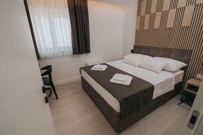 A modern hotel room with a bed, a desk, and a chair. - Villa Malo More (Trogir)