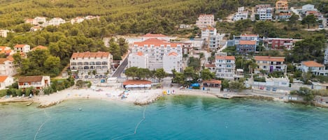 Una spiaggia nelle vicinanze, un bar sulla spiaggia