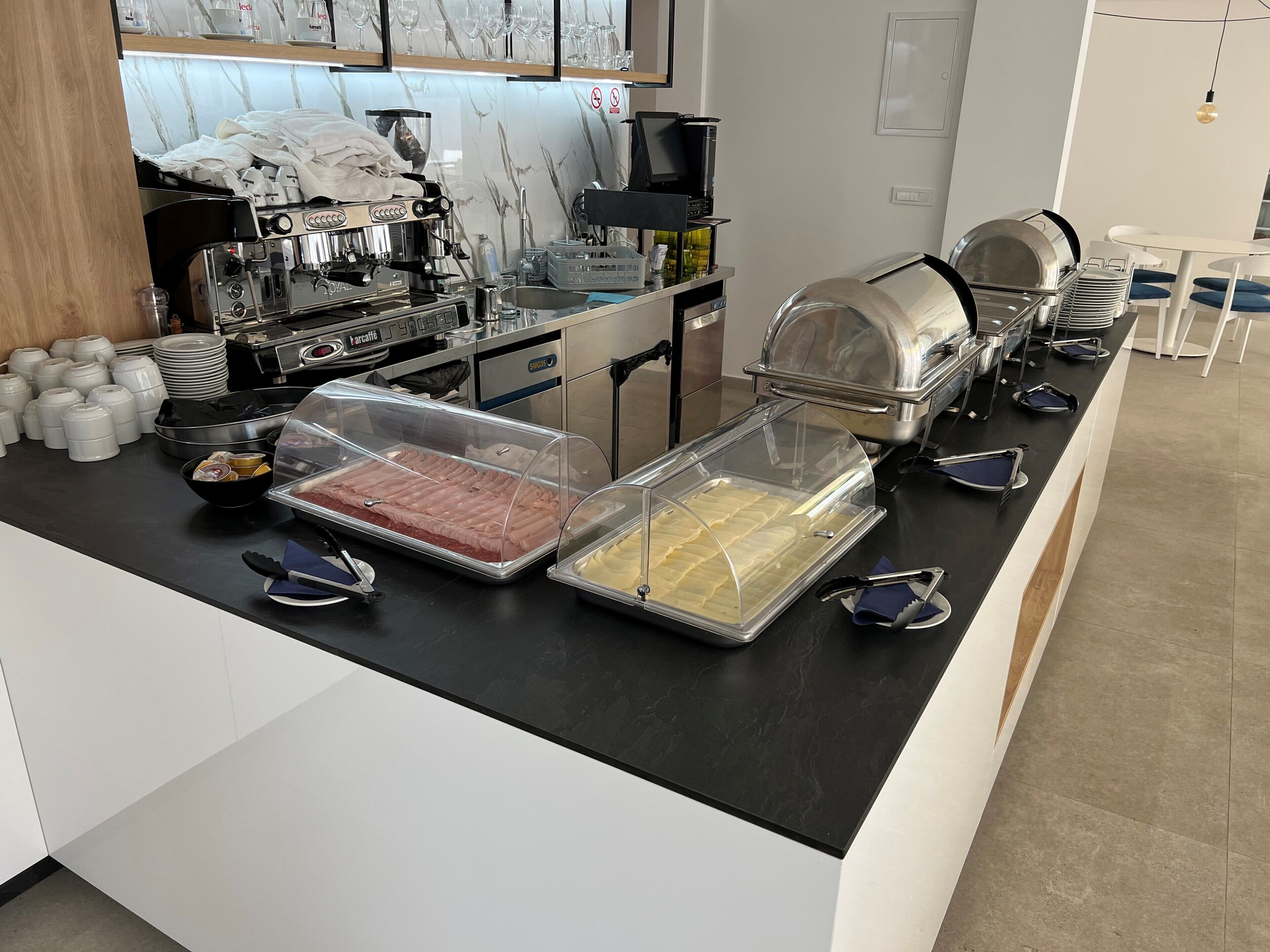 Un buffet proposant une variété de plats et d’appareils de cuisine.