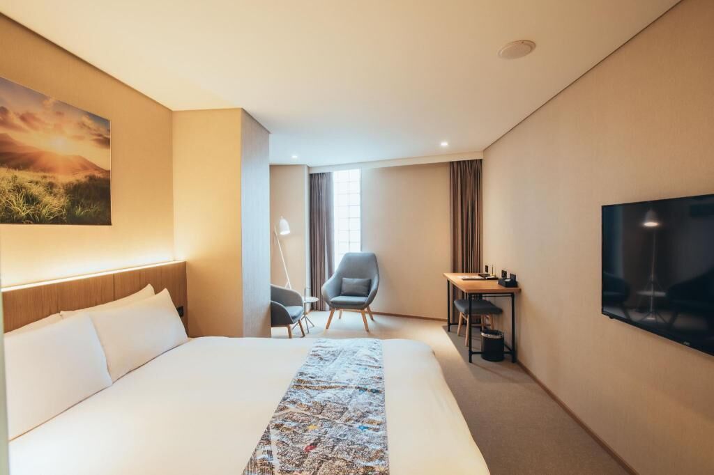 Down comforters, in-room safe, desk, laptop workspace