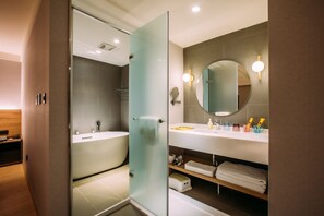 Classic Quadruple Room, 2 Double Beds, Bathtub | Bathroom | Free toiletries, hair dryer, slippers, towels - Mega Hotel (Chiayi City)