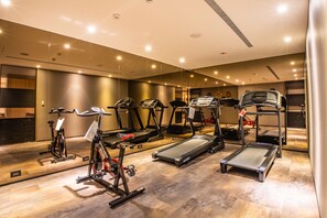 Ein Fitnessstudio mit Laufbändern, Ergometer und Trainingsgeräten.
