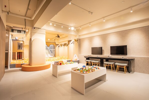 A modern, well-lit room with a play area, a bar, and seating. - CHECK inn SELECT Chiayi RenAi (Chiayi City)
