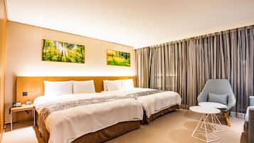 Chambre Quadruple, 2 lits doubles, balcon | Couette en duvet d'oie, coffres-forts dans les chambres, bureau